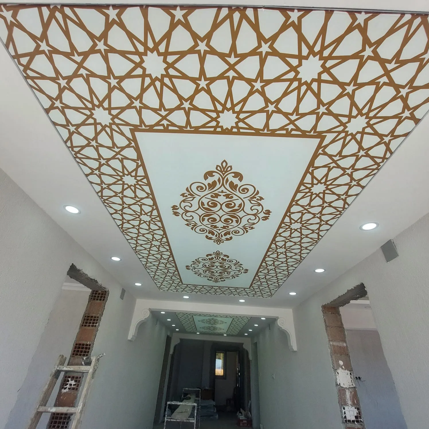 Yeni Mahalle Lüks Daire Antre Gergi Tavan ve Stropiyer Süslemesi.